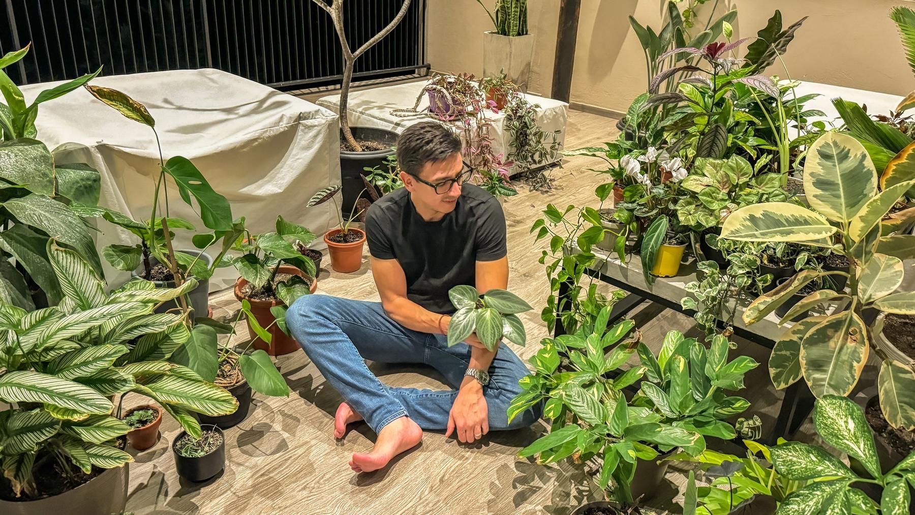 Mati sentado en el piso entre sus plantas
